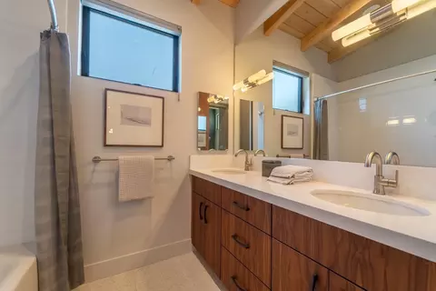 Bath - 924 Hackberry Ave, Modesto, CA 95350 photo 2 of 5