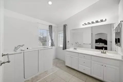 Bath - 787 Harold Smith Dr, Tracy, CA 95304 photo 2 of 3
