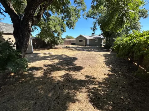 Exterior - 243 E St, Los Banos, CA 93635 photo 6 of 8