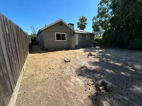 Exterior - 243 E St, Los Banos, CA 93635 photo 7 of 8