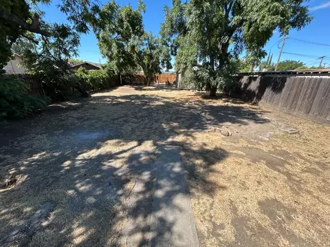 Exterior - 243 E St, Los Banos, CA 93635 photo 4 of 8