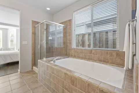 Bath - 1891 Trail Way, Turlock, CA 95382 photo 2 of 3