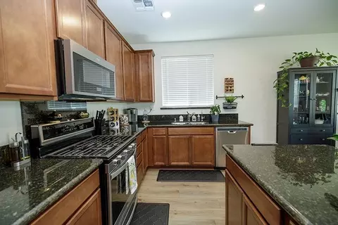 Kitchen - 653 Headley Ln, Patterson, CA 95363 photo 4 of 4