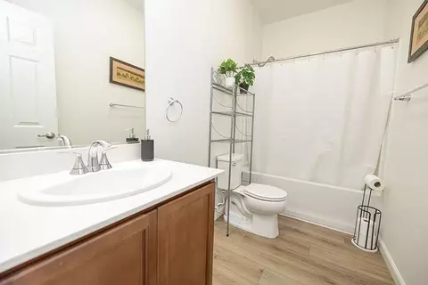 Bath - 653 Headley Ln, Patterson, CA 95363 photo 3 of 4