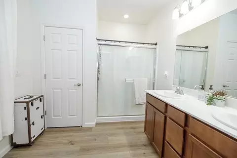 Bath - 653 Headley Ln, Patterson, CA 95363 photo 1 of 4