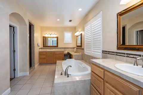 Bath - 824 Oak Terrace Ct, Ripon, CA 95366 photo 8 of 10