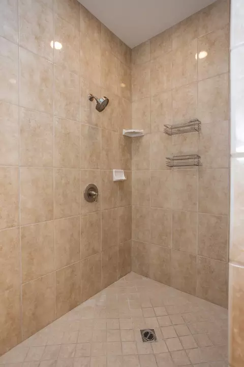Bath - 824 Oak Terrace Ct, Ripon, CA 95366 photo 9 of 10