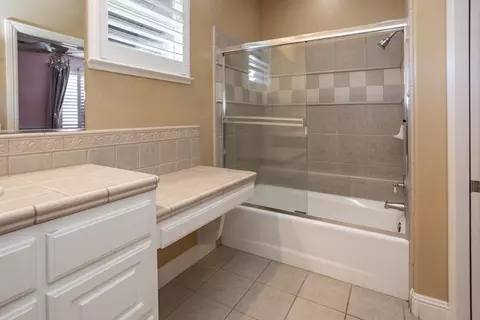 Bath - 824 Oak Terrace Ct, Ripon, CA 95366 photo 3 of 10