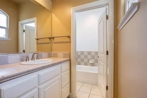 Bath - 824 Oak Terrace Ct, Ripon, CA 95366 photo 4 of 10