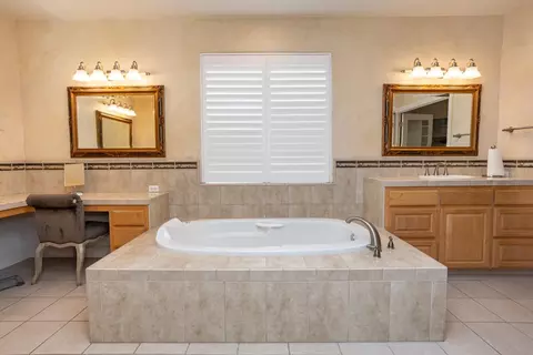Bath - 824 Oak Terrace Ct, Ripon, CA 95366 photo 7 of 10