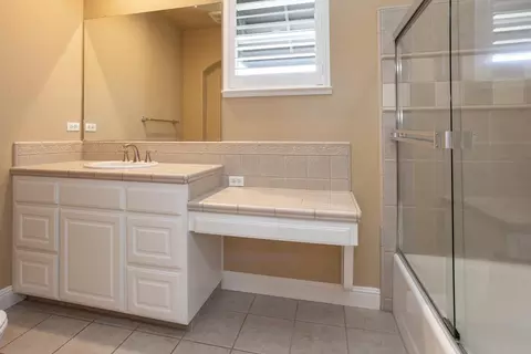 Bath - 824 Oak Terrace Ct, Ripon, CA 95366 photo 2 of 10