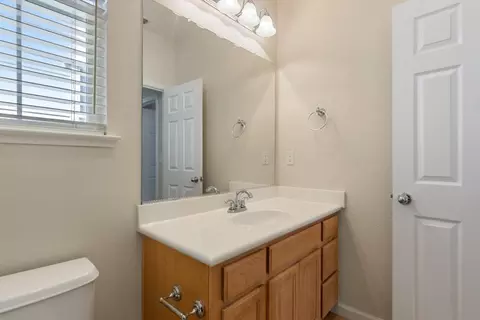 Bath - 20863 Grapevine Dr, Patterson, CA 95363 photo 3 of 5