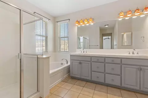 Bath - 20863 Grapevine Dr, Patterson, CA 95363 photo 2 of 5