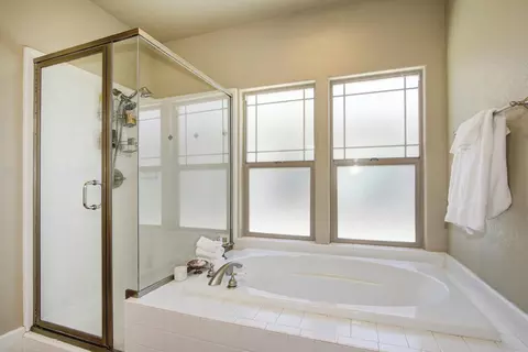 Bath - 2713 5th St, Davis, CA 95618 photo 2 of 5