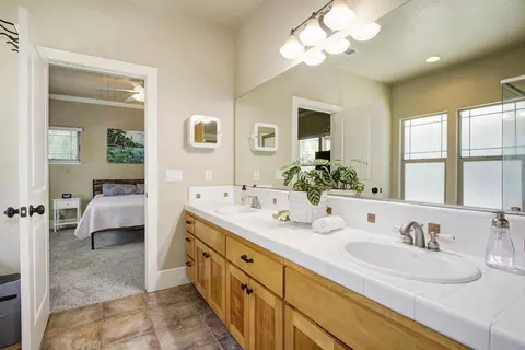 Bath - 2713 5th St, Davis, CA 95618 photo 3 of 5