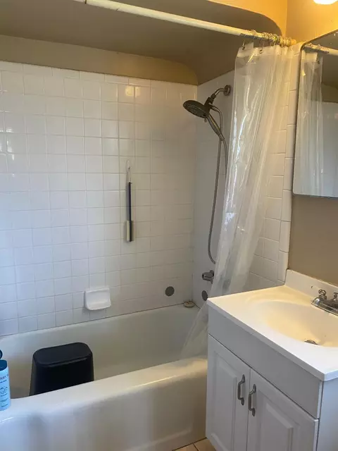 Bath - 2012 Glendale Ave, Modesto, CA 95354 photo 2 of 2