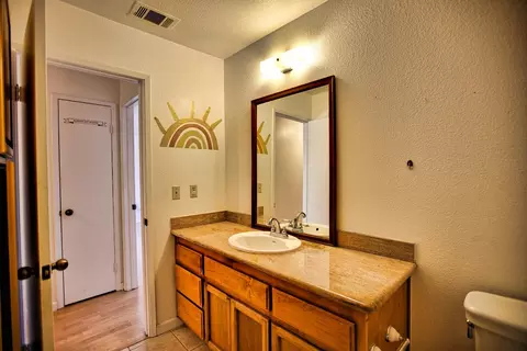 Bath - 15155 Cambridge Dr, Lathrop, CA 95330 photo 4 of 7