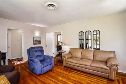 Living - 522 El Cajon Ave, Modesto, CA 95350 photo 3 of 3