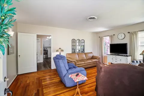 Living - 522 El Cajon Ave, Modesto, CA 95350 photo 1 of 3