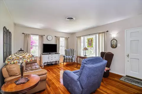 Living - 522 El Cajon Ave, Modesto, CA 95350 photo 2 of 3