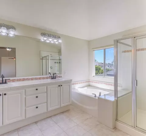 Bath - 642 Tulare Ct, Tracy, CA 95304 photo 2 of 3