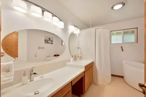 Bath - 1050 Itow Ct, Penryn, CA 95663 photo 3 of 5
