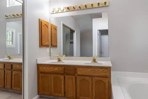 Bath - 3917 Terhune Ct, Modesto, CA 95356 photo 3 of 5