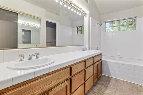 Bath - 905 Christy Ct, Tracy, CA 95376 photo 3 of 3