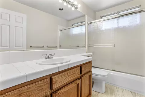 Bath - 905 Christy Ct, Tracy, CA 95376 photo 2 of 3
