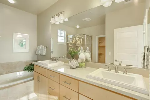 Bath - 4571 Blue Oak Pl, Davis, CA 95618 photo 2 of 4