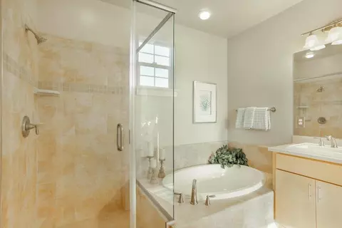 Bath - 4571 Blue Oak Pl, Davis, CA 95618 photo 3 of 4