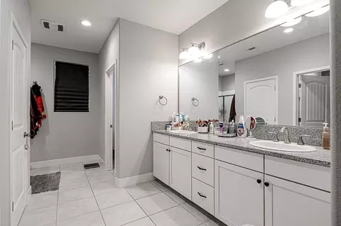Bath - 1631 Fulton Ave, Ripon, CA 95366 photo 2 of 3