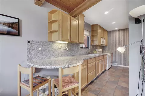 Kitchen - 23357 Meyer Ravine Rd, Grass Valley, CA 95949 photo 7 of 10