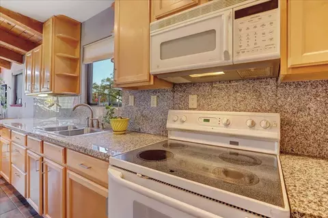 Kitchen - 23357 Meyer Ravine Rd, Grass Valley, CA 95949 photo 9 of 10