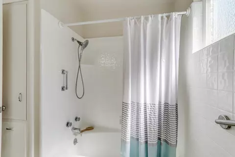 Bath - 3227 Root Ave, Carmichael, CA 95608 photo 3 of 6