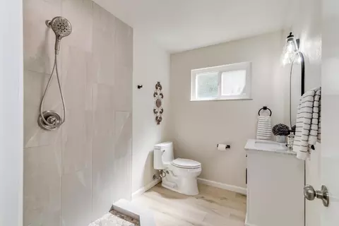 Bath - 3227 Root Ave, Carmichael, CA 95608 photo 4 of 6