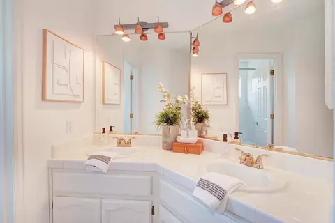 Bath - 1205 Villaverde Ln, Davis, CA 95618 photo 9 of 10