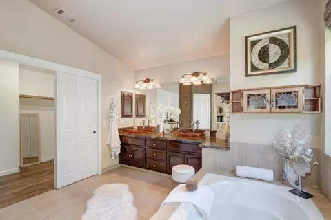 Bath - 1205 Villaverde Ln, Davis, CA 95618 photo 3 of 10