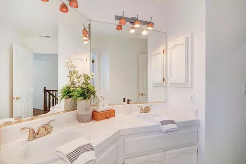 Bath - 1205 Villaverde Ln, Davis, CA 95618 photo 8 of 10