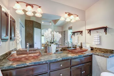 Bath - 1205 Villaverde Ln, Davis, CA 95618 photo 6 of 10