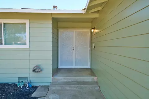 Entry Way - 580 E Monte Vista Ave, Turlock, CA 95382 photo 1 of 2