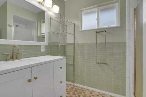 Bath - 1014 E Alameda St, Manteca, CA 95336 photo 3 of 3