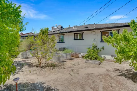 Exterior - 1014 E Alameda St, Manteca, CA 95336 photo 5 of 6