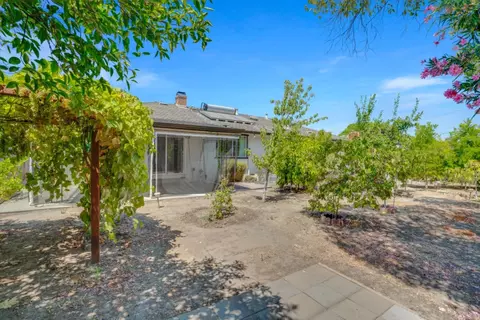 Exterior - 1014 E Alameda St, Manteca, CA 95336 photo 4 of 6