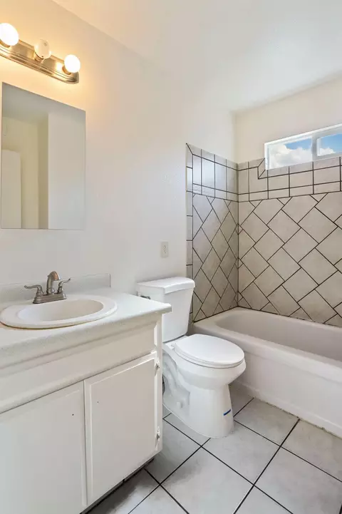Bath - 1354 Mitchell Ln, Manteca, CA 95336 photo 5 of 5