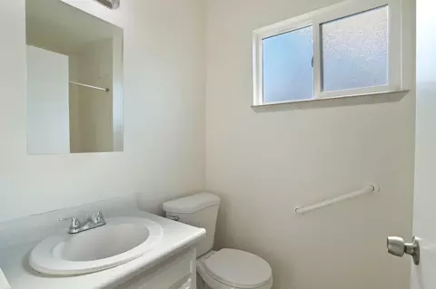 Bath - 1354 Mitchell Ln, Manteca, CA 95336 photo 1 of 5