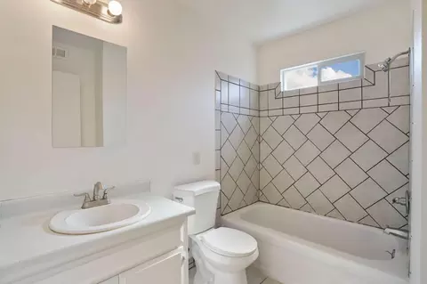 Bath - 1354 Mitchell Ln, Manteca, CA 95336 photo 4 of 5