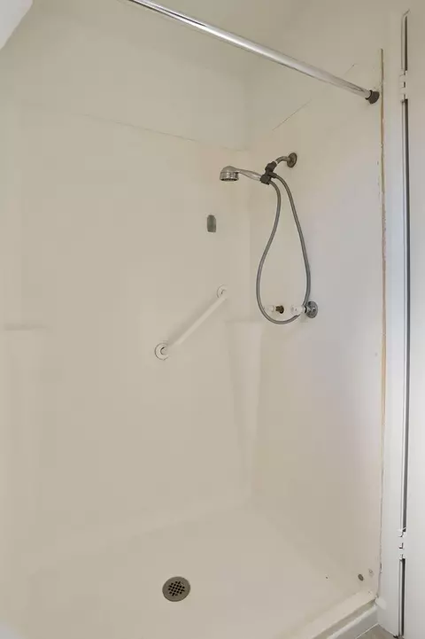 Bath - 1354 Mitchell Ln, Manteca, CA 95336 photo 3 of 5
