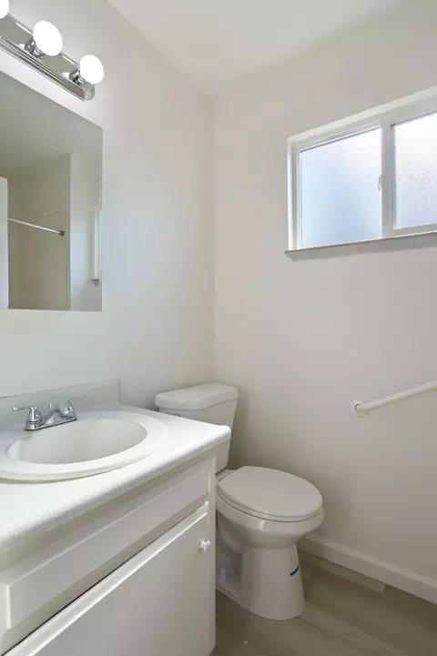 Bath - 1354 Mitchell Ln, Manteca, CA 95336 photo 2 of 5