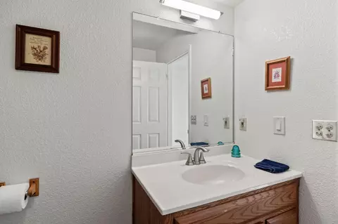 Bath - 1395 Blue Tent Ct, Cool, CA 95614 photo 2 of 7